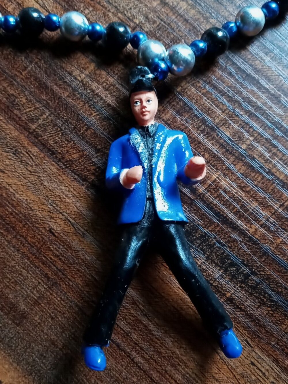 Vintage Mardi Gras Throw Bead Necklace w/3 Elvis Presley Figurines 🕺🎙️🎸⚡️ - Picture 4 of 16